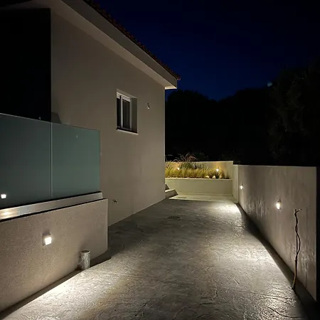 Villa Mirror *